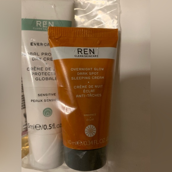 ⚡️FLASH SALE $30⚡️ NEW - REN Skincare Bundle - Picture 7 of 9